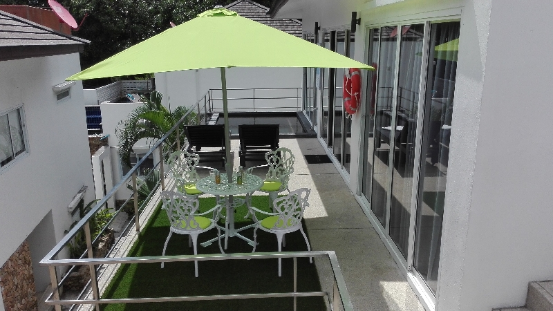 villa Paris terrasse avec parasol